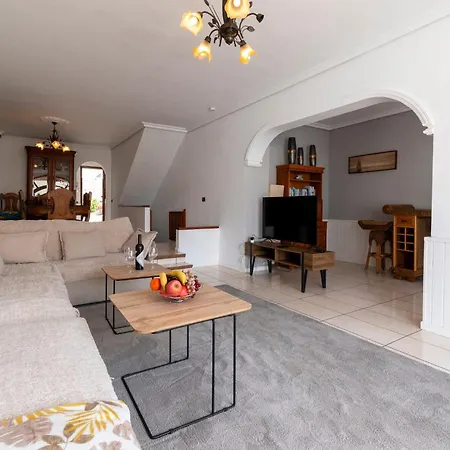 Tricia 6 Bedroom Americas Willa